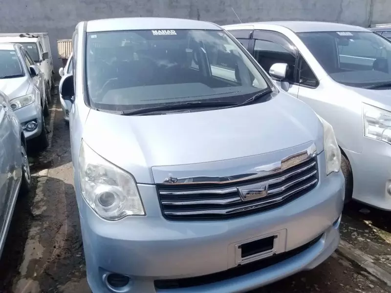 Toyota Noah   - 2012