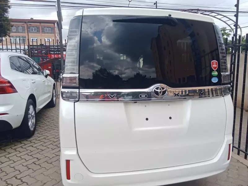 Toyota Voxy    - 2018