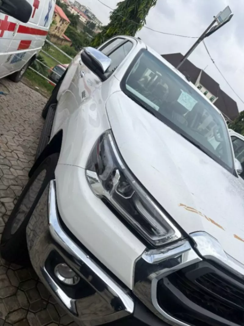 Toyota Hilux    - 2024