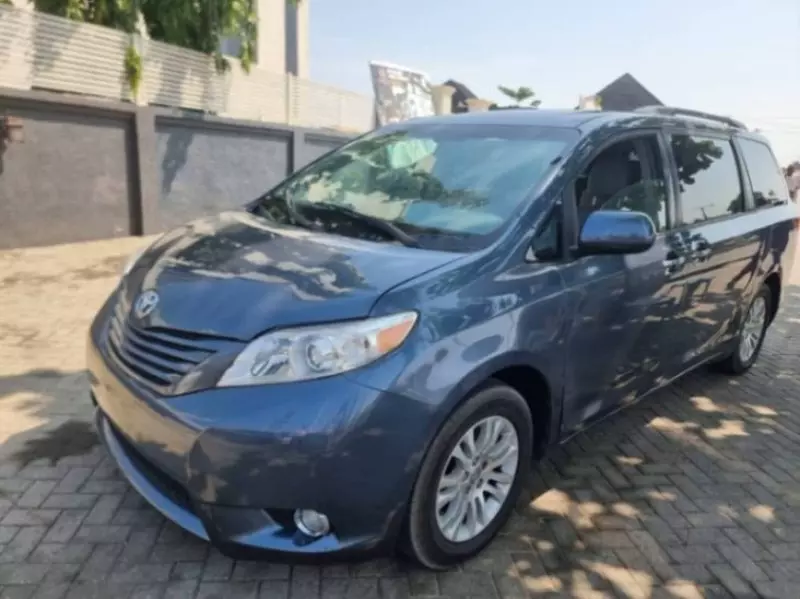 Toyota Sienna   - 2016