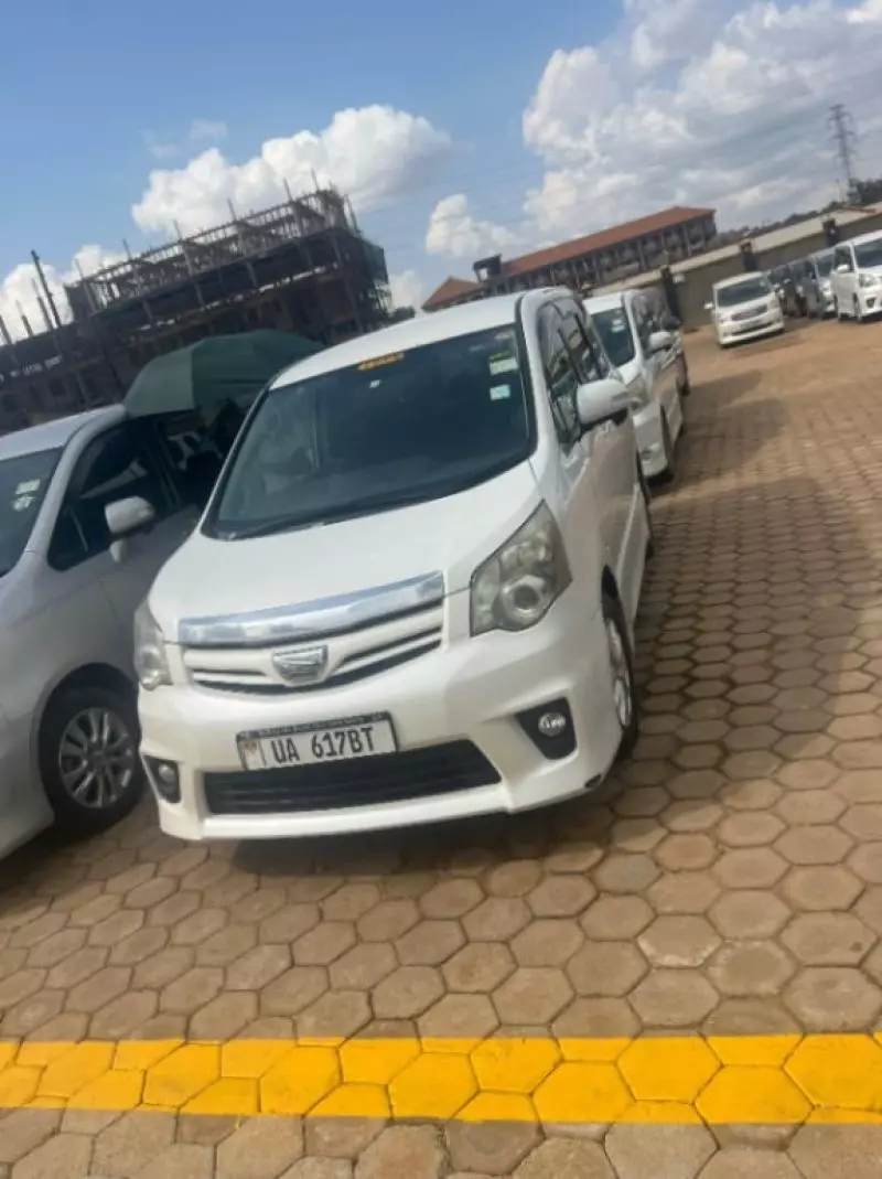 Toyota Noah   - 2011