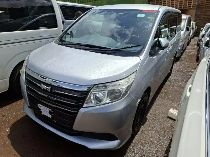 Toyota Noah   - 2014