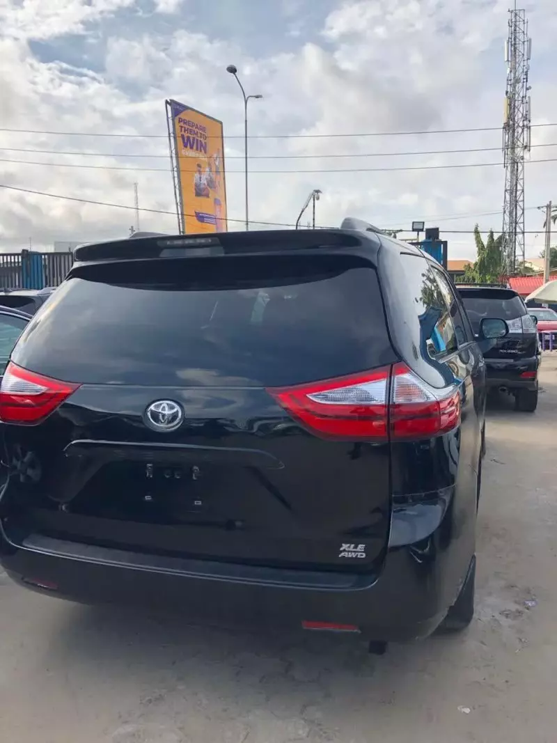Toyota Sienna   - 2017