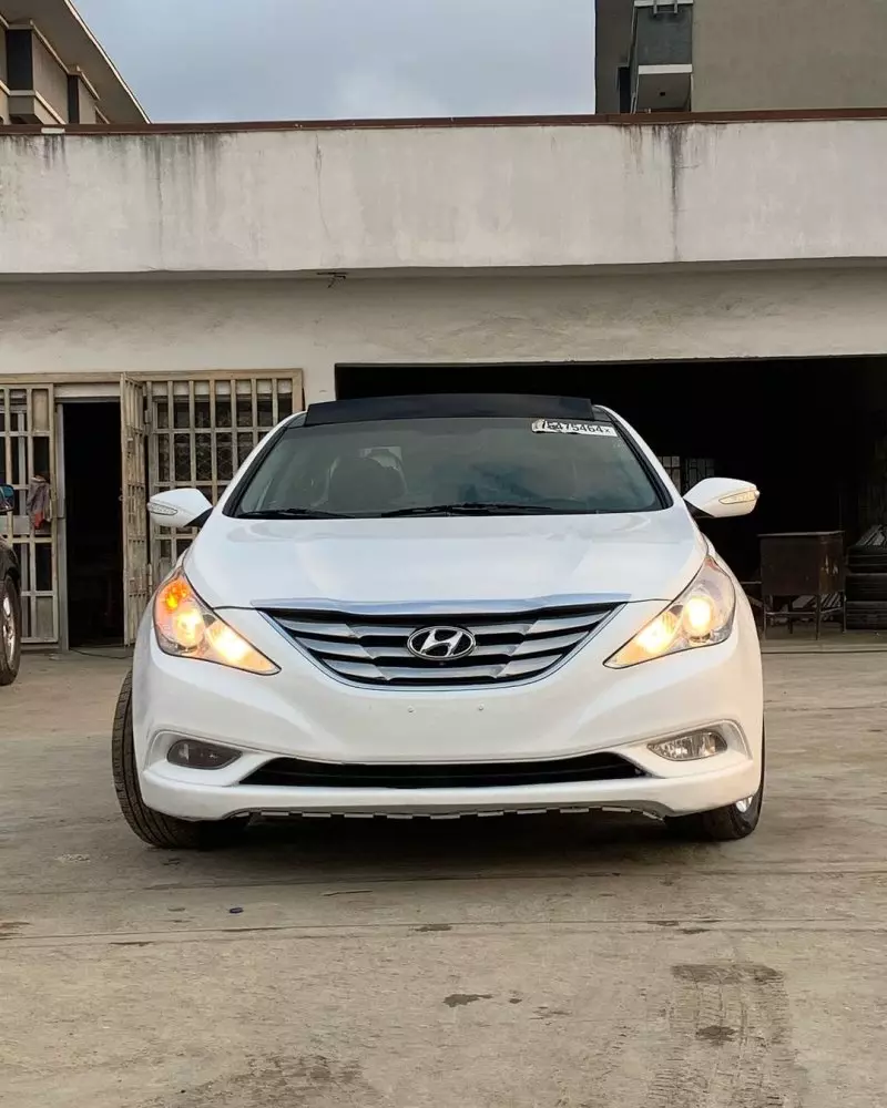 Hyundai Sonata   - 2012