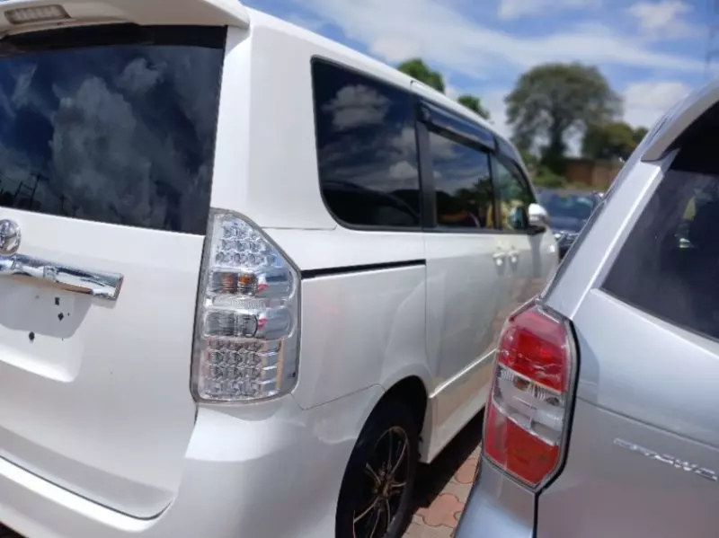 Toyota Noah   - 2013