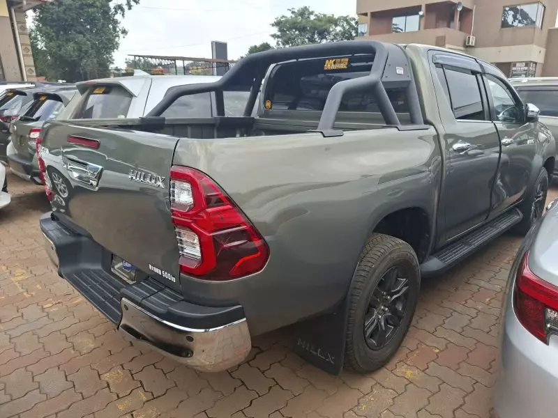 Toyota Hilux   - 2022