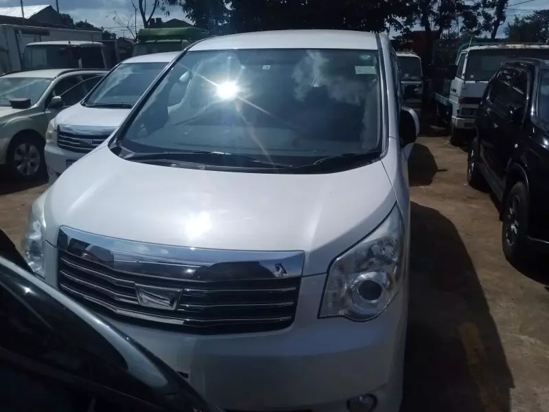 Toyota Noah   - 2012
