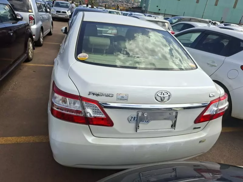 Toyota Premio    - 2013