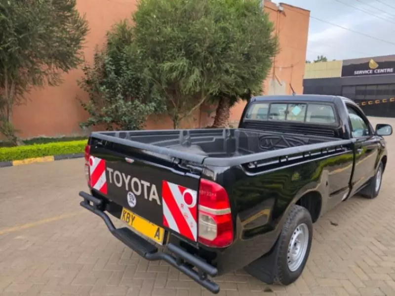 Toyota Hilux    - 2014