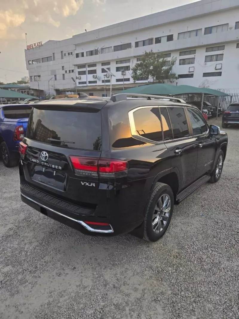 Toyota  Land Cruiser VXR V8   - 2025