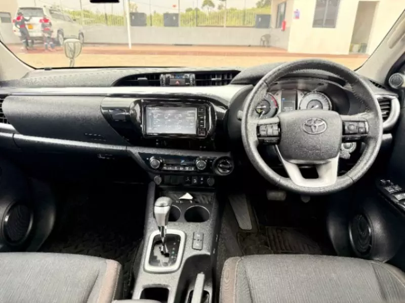 Toyota Hilux    - 2020
