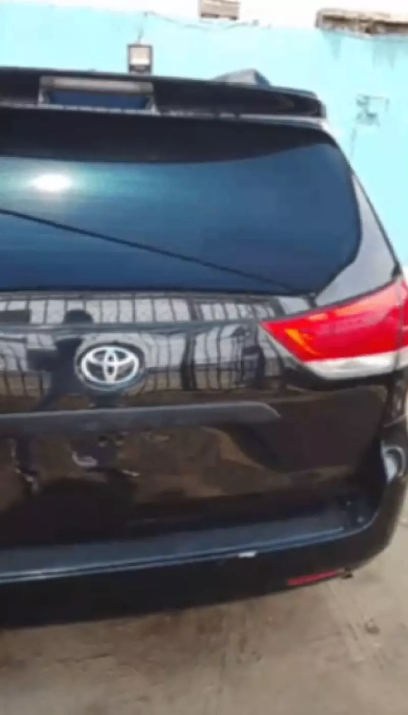 Toyota Sienna   - 2011