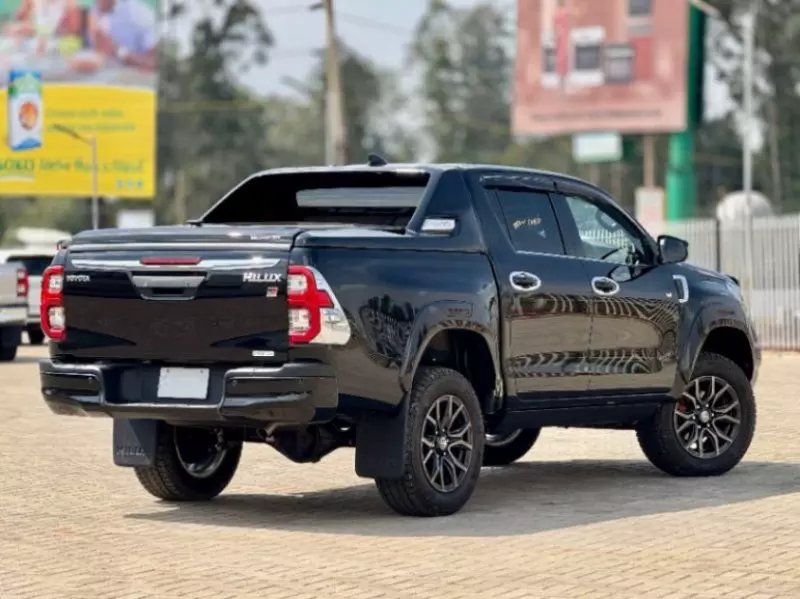 Toyota Hilux   - 2022