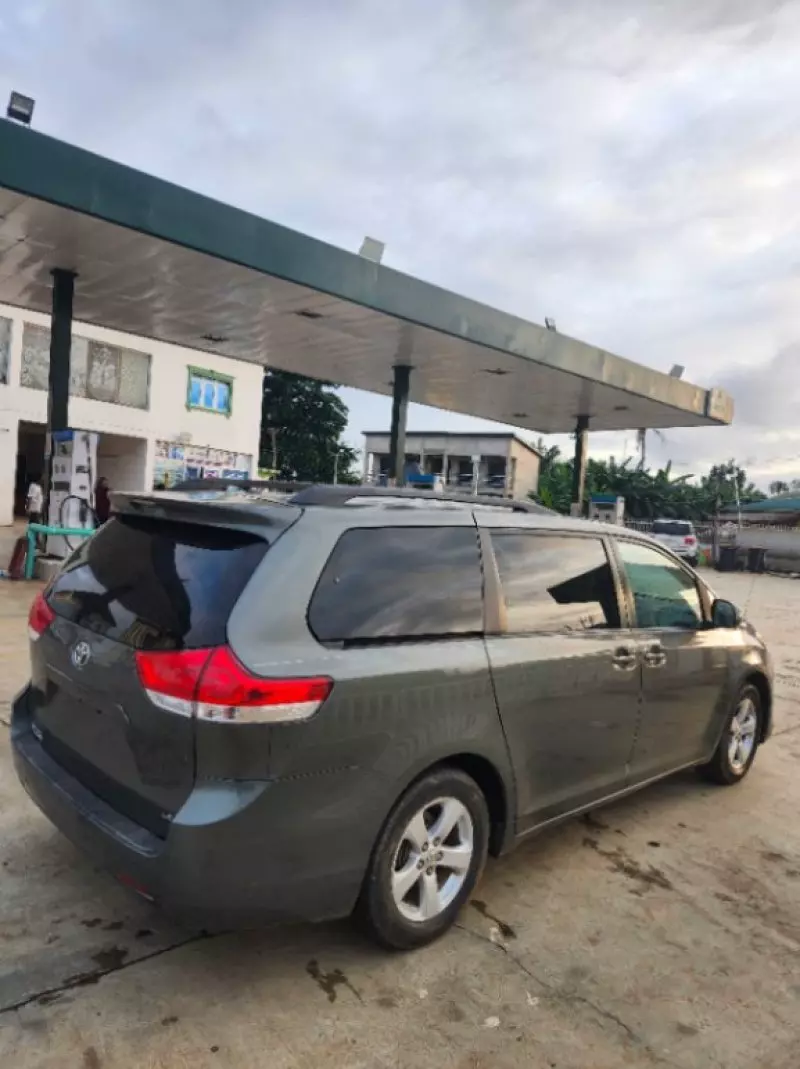 Toyota Sienna   - 2011