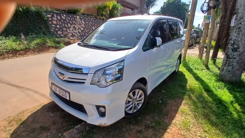 Toyota Noah   - 2010