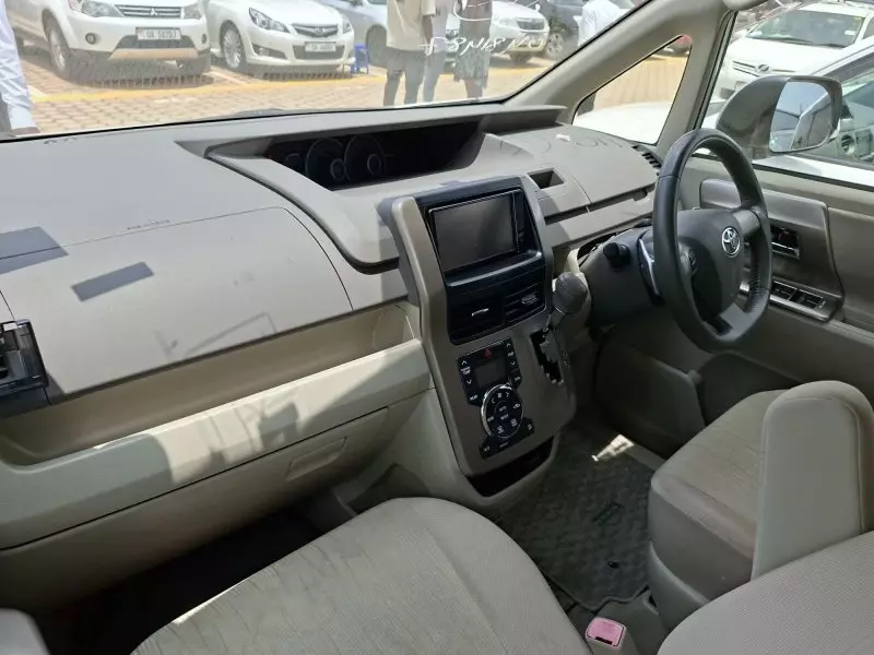 Toyota Noah - 2012