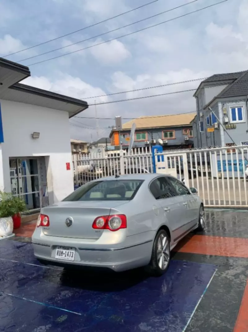 Volkswagen Passat   - 2010