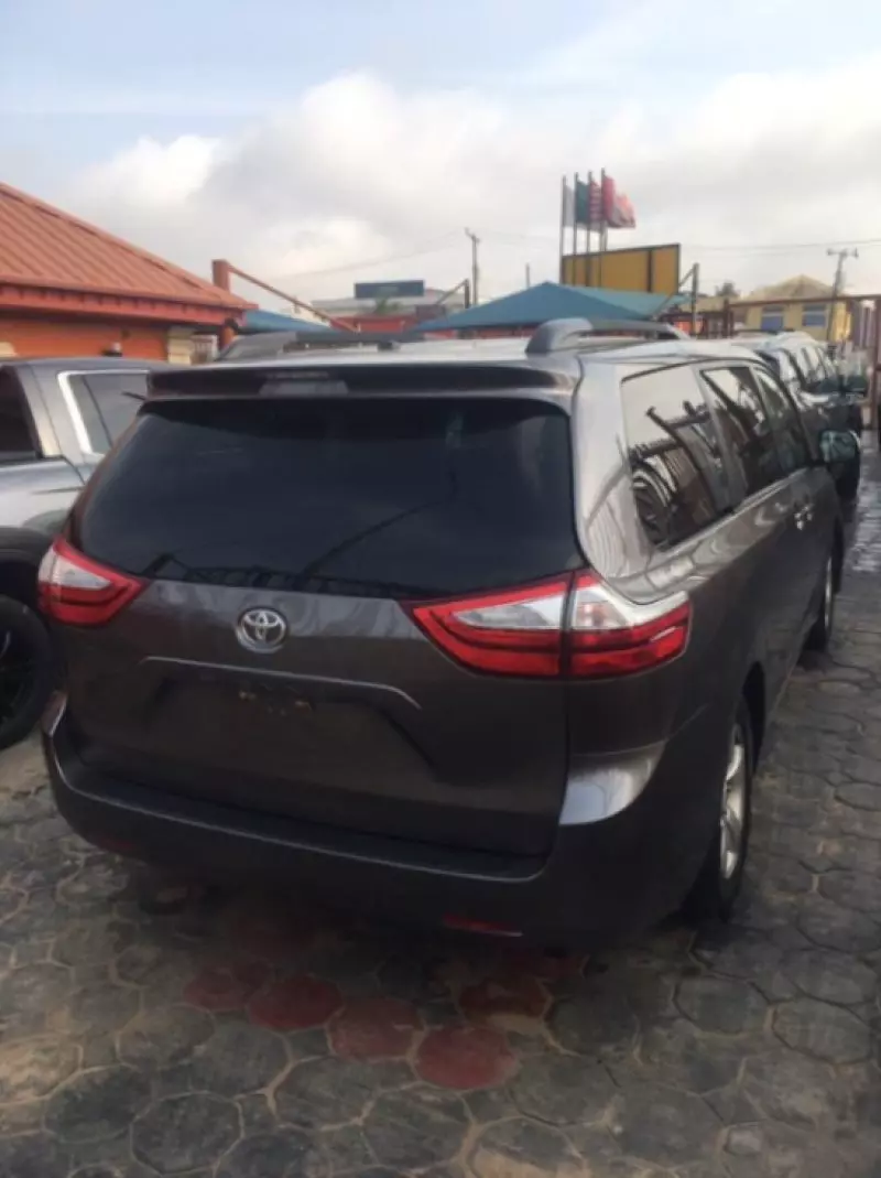 Toyota Sienna   - 2018