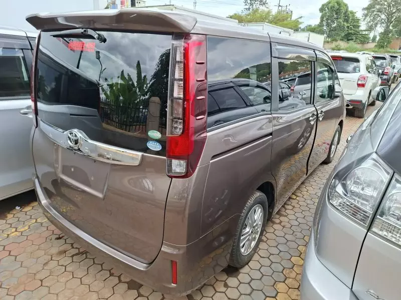 Toyota Noah   - 2016