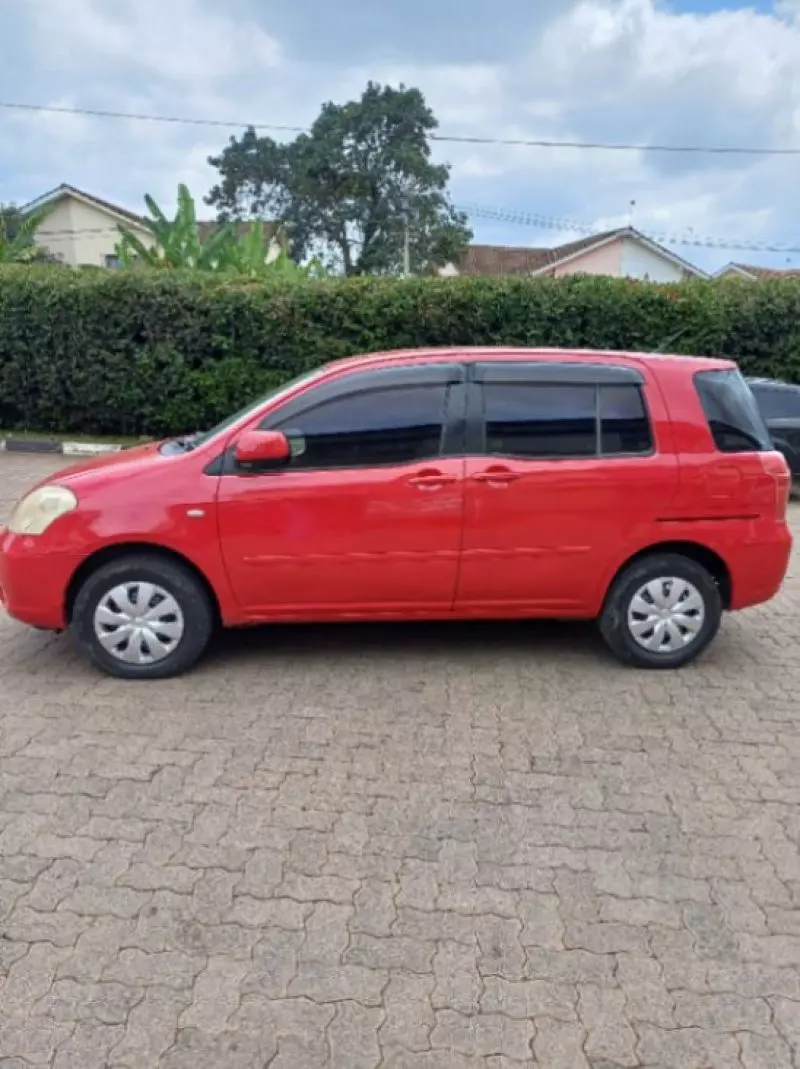 Toyota Raum    - 2010