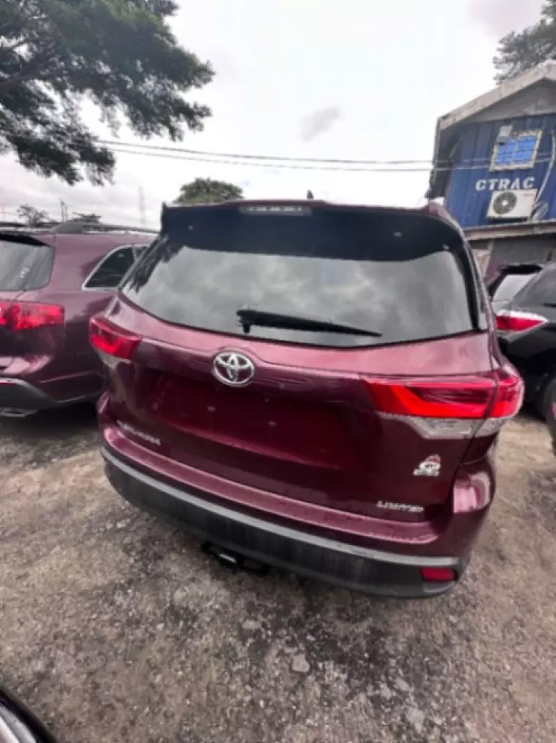 Toyota Highlander   - 2016