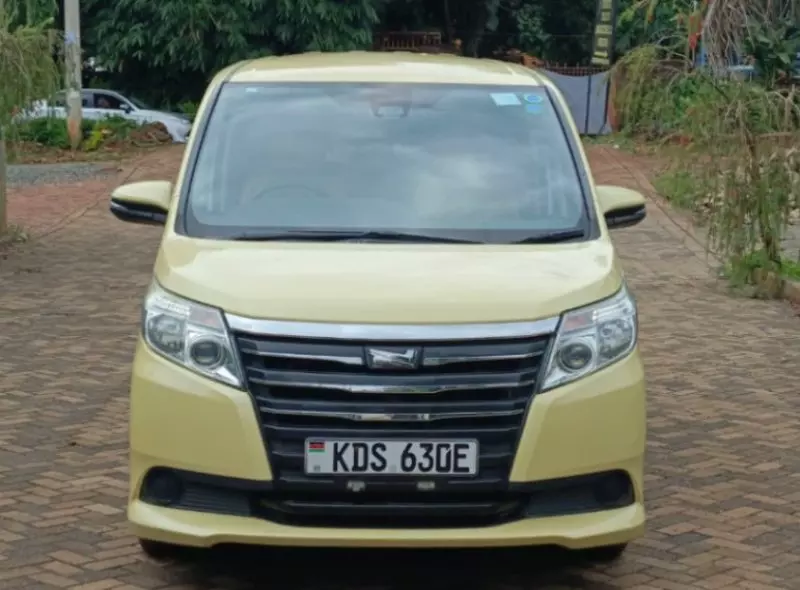 Toyota Noah   - 2017