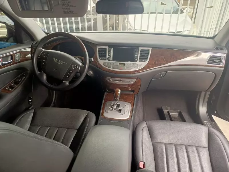 Hyundai Genesis   - 2011