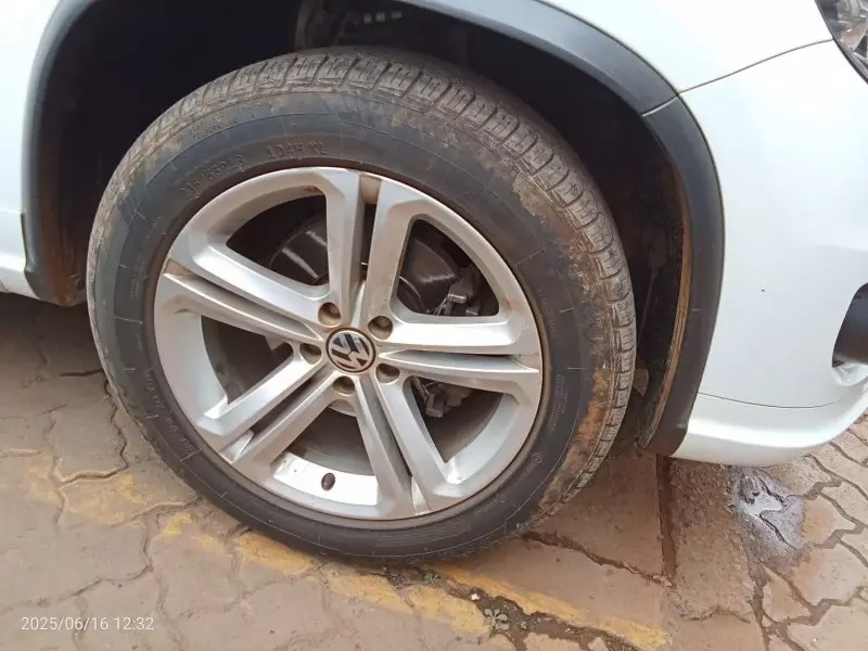 Volkswagen Tiguan   - 2015