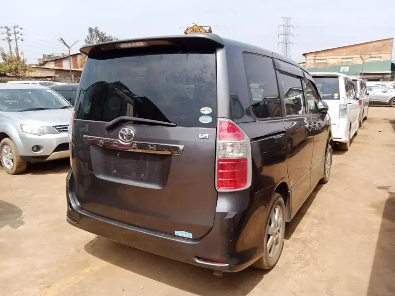 Toyota Noah   - 2009
