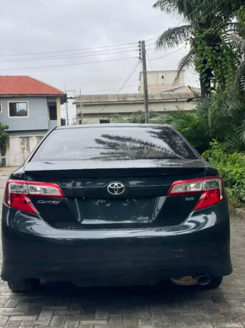 Toyota Camry   - 2012