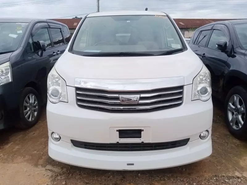 Toyota Noah   - 2012