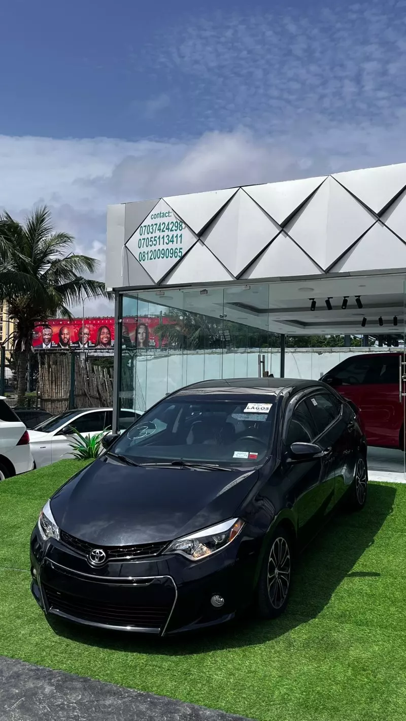 Toyota Camry   - 2016