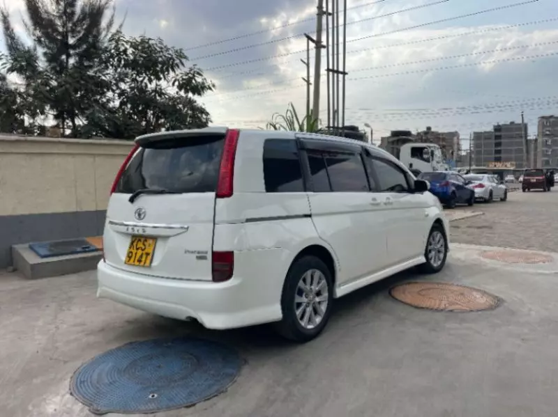Toyota Isis    - 2011