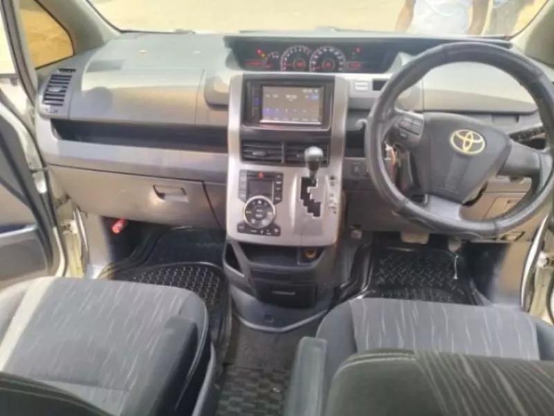 Toyota Voxy    - 2012