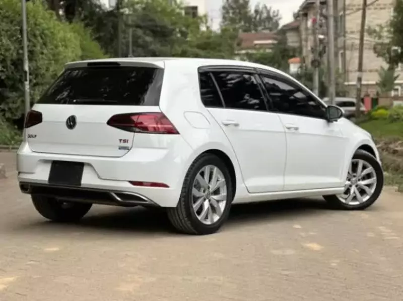 Volkswagen Golf   - 2016