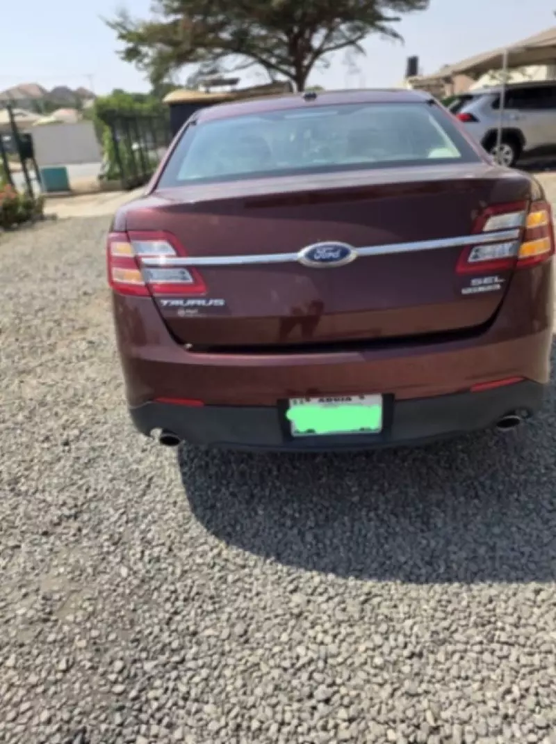 Ford Taurus   - 2015