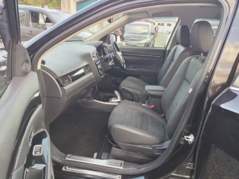 Mitsubishi Outlander hybrid    - 2016