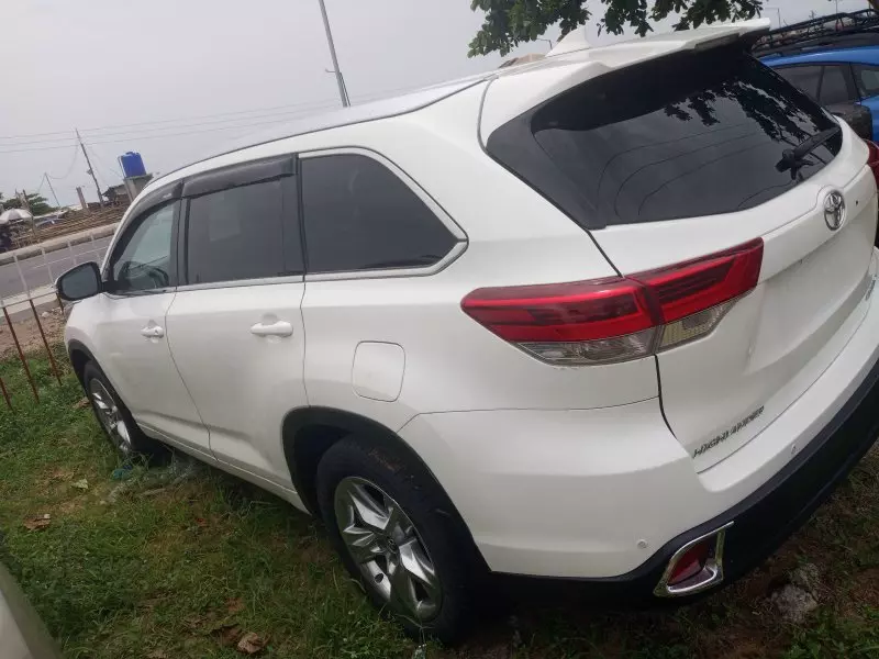 Toyota Highlander   - 2016