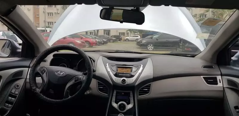 Hyundai Elantra   - 2012