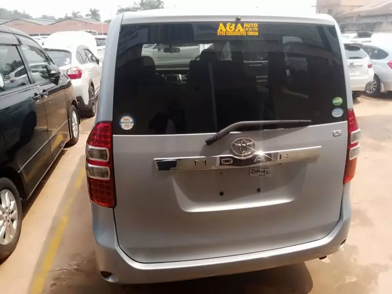 Toyota Noah   - 2012