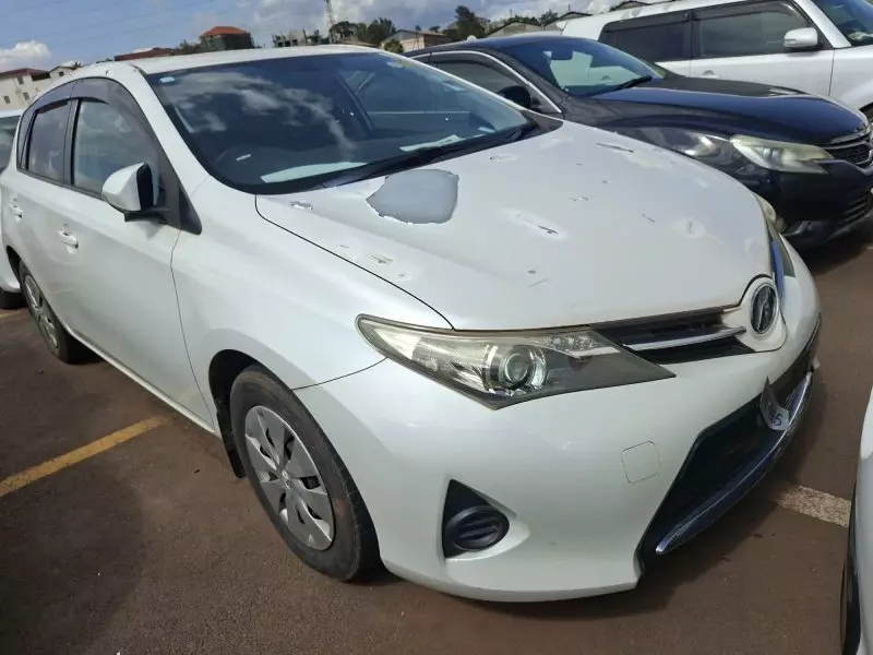 Toyota Auris Hybrid   - 2012