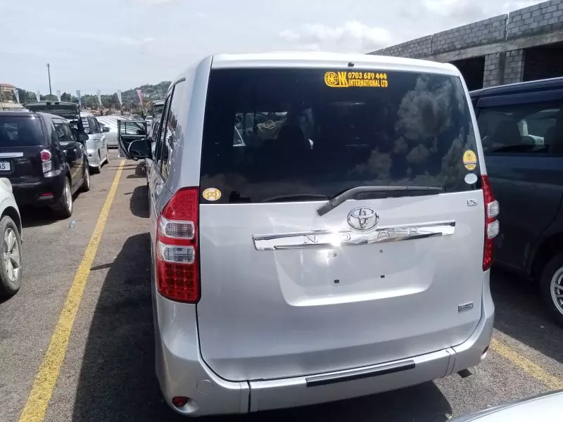 Toyota Noah   - 2012