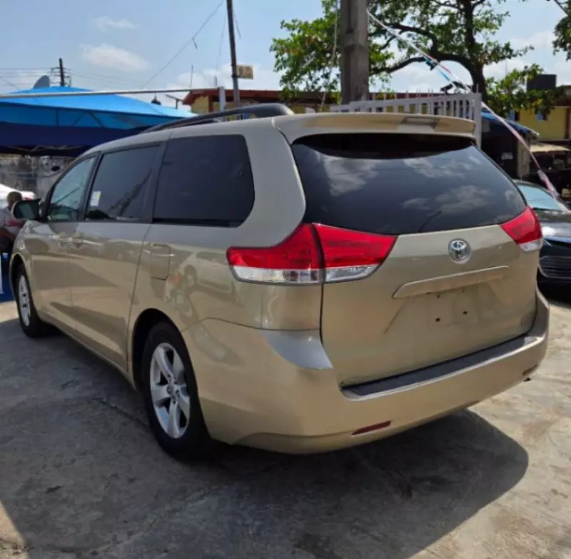 Toyota Sienna   - 2006