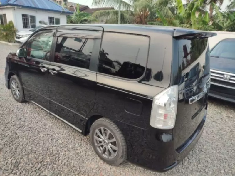 Toyota Voxy    - 2012