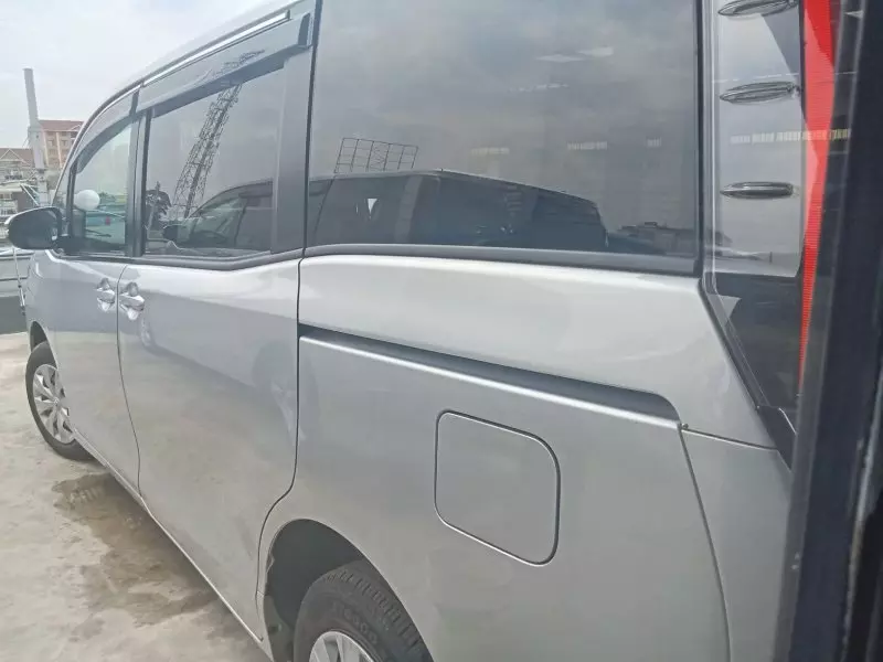 Toyota Noah   - 2017