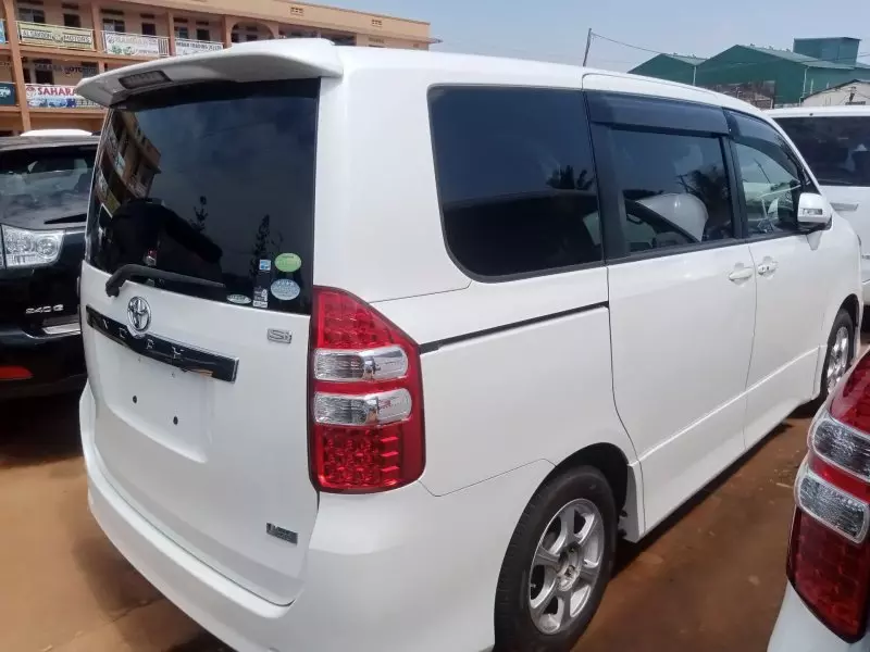 Toyota Noah   - 2012