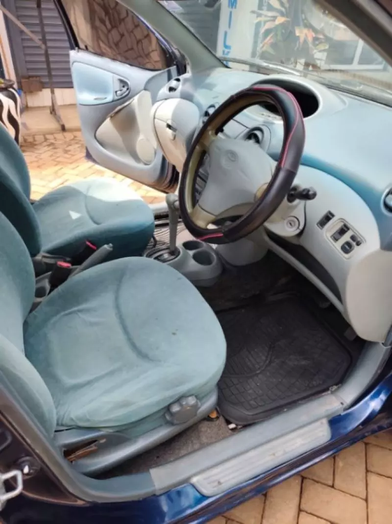 Toyota Vitz   - 2000