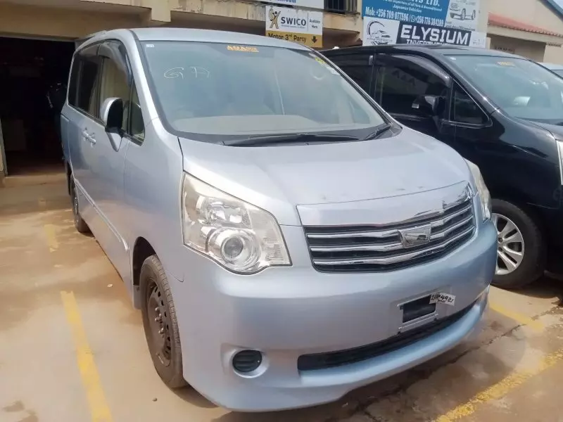 Toyota Noah   - 2012