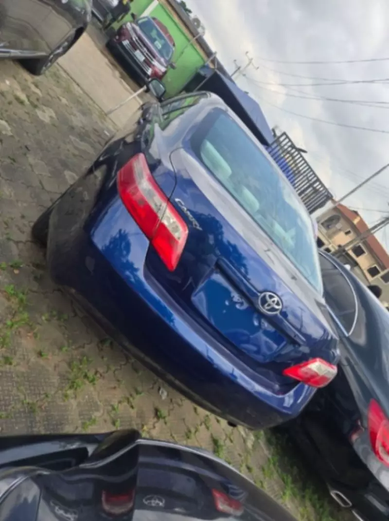 Toyota Camry   - 2009