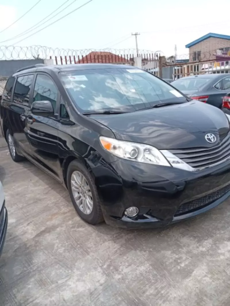 Toyota Sienna   - 2011